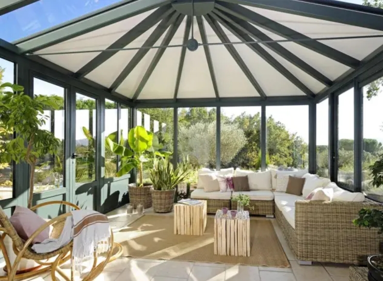 Beaucoup de lumière, une vue et un accès directs sur le jardin, la véranda offre un cadre plus qu'agréable pour y installer son salon. Elle devient ici une vraie pièce de vie et permet, en fonction de sa surface bien sûr, d'aménager un salon au format XXL.