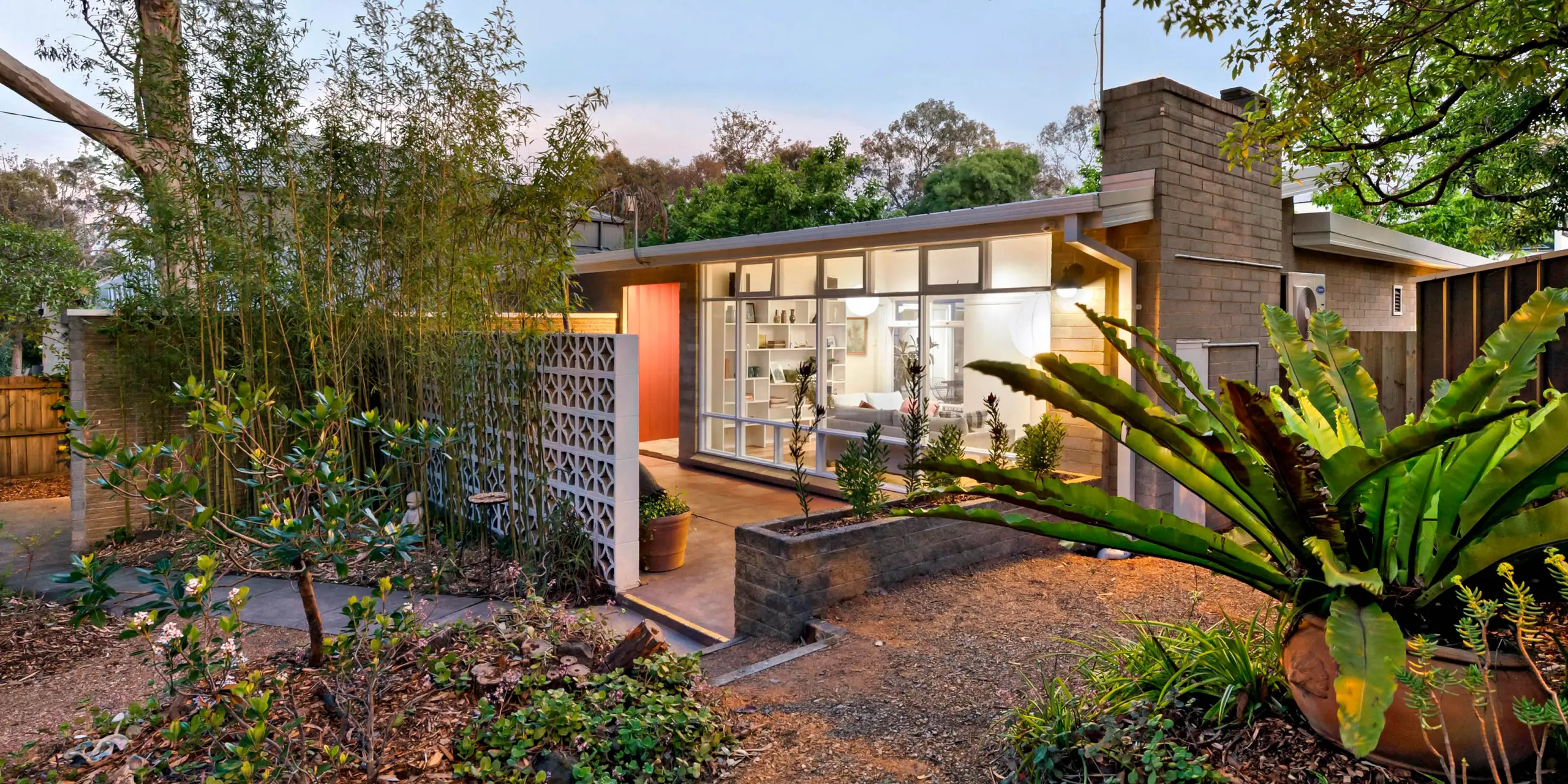 Esprit du milieu du siècle. Magnifiquement mis à jour. Australie