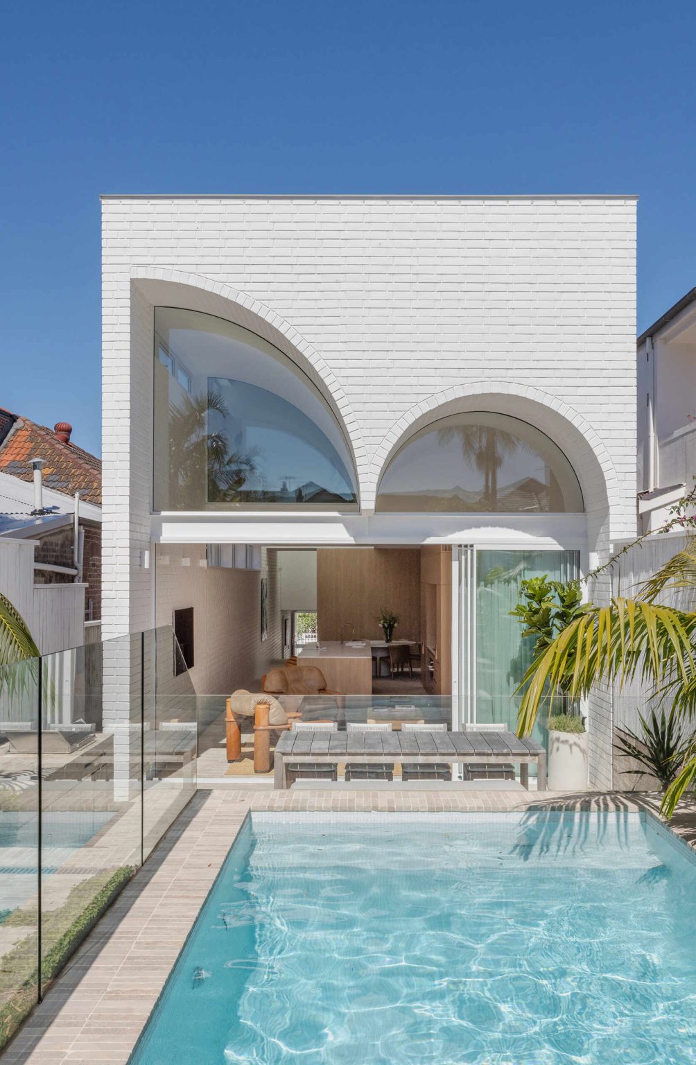 Des courbes ludiques et la brique créent une maison familiale apaisante à Sydney